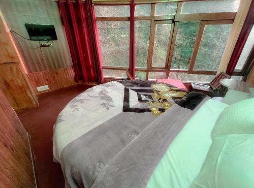 Ein Bett oder Betten in einem Zimmer der Unterkunft Hotel Hill bloom Near Mall Road