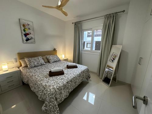 Giường trong phòng chung tại Magnificent and New apartment in Playa San Juan