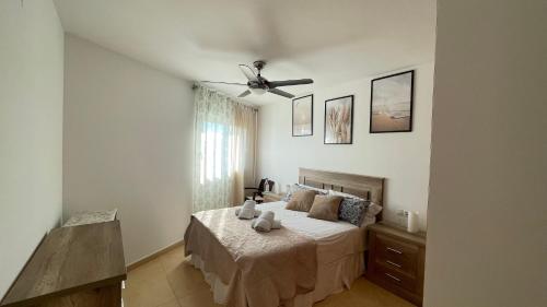 una camera con letto e ventilatore a soffitto di El Faro a Jávea