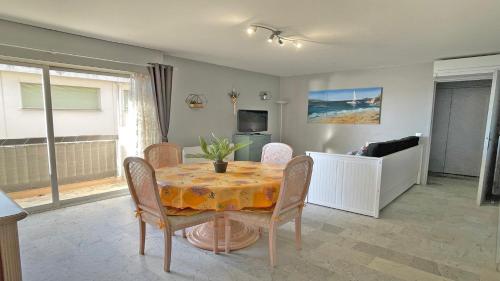 une salle à manger avec une table et des chaises dans l'établissement Appartement La Caravelle, à Sainte-Maxime