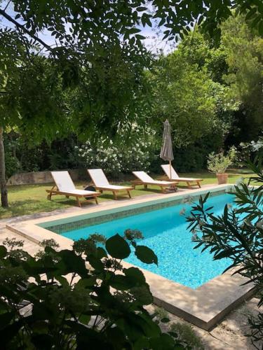 - une piscine avec 2 chaises longues et des ahaps dans l'établissement Mas de la Lône, à Saint-Rémy-de-Provence