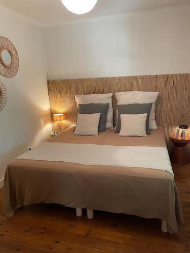 une chambre avec un grand lit avec des oreillers blancs dans l'établissement Mas de la Lône, à Saint-Rémy-de-Provence