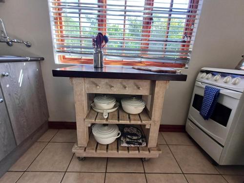Dapur atau dapur kecil di Lemon & Herb, self catering apartments