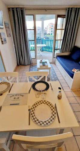 un salon avec une table et un canapé dans l'établissement 