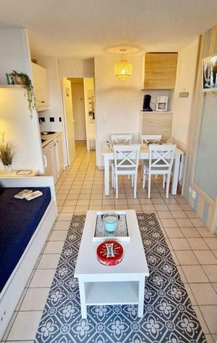 un salon avec une table et une cuisine dans l'établissement 