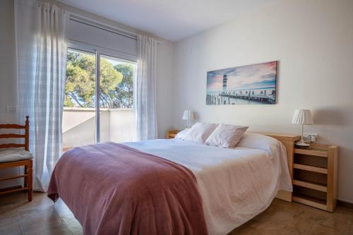 En eller flere senge i et værelse på AT012 Piscina privada, muy bien equipado, la playa a 250 metros