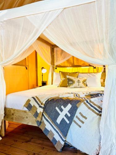 Postel nebo postele na pokoji v ubytování Esk Luxury Glamping Tents
