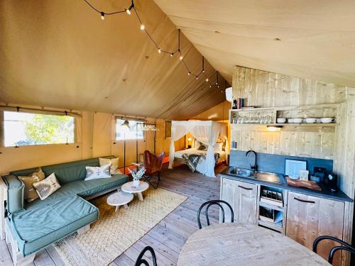 Kuchyň nebo kuchyňský kout v ubytování Esk Luxury Glamping Tents