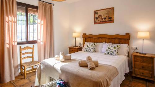 - une chambre avec un lit avec deux animaux rembourrés dans l'établissement Cortijo Antonio, à Nerja