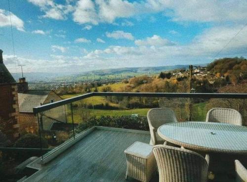 ストラウドにあるA Cotswold Cabin with Great Views and a Hot Tubのギャラリーの写真