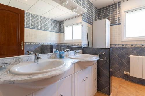 Et badeværelse på AT012 Piscina privada, muy bien equipado, la playa a 250 metros