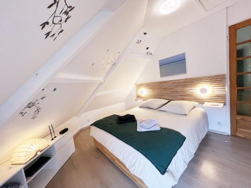 um quarto com uma cama num sótão em Fenêtres sur mer em Cayeux-sur-Mer