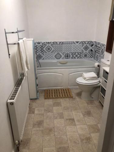 Ένα μπάνιο στο Chestnut Lodge With Hot Tub