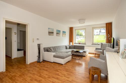sala de estar con sofá y mesa en Villa Sorpe en Winterberg