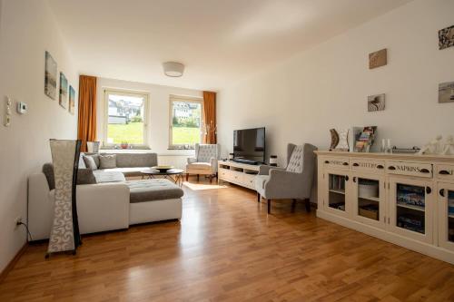 sala de estar con sofá y TV en Villa Sorpe, en Winterberg
