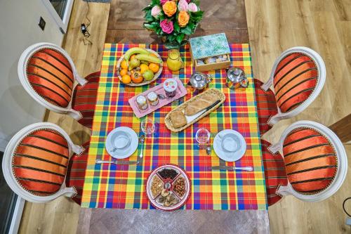 - une table avec un plateau de nourriture dans l'établissement L'Hôte de la Couronne, à Bar-le-Duc