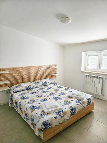 1 dormitorio con 1 cama con edredón azul y blanco en Stella Marina, en Vasto