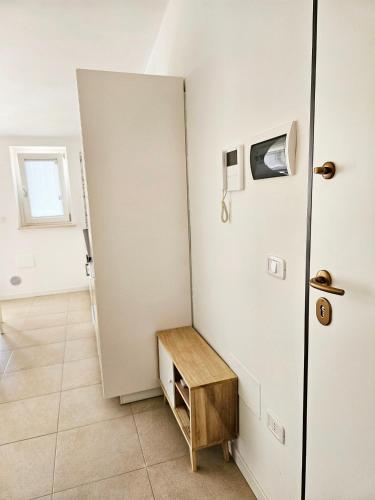 Habitación con puerta y taburete de madera en Stella Marina, en Vasto