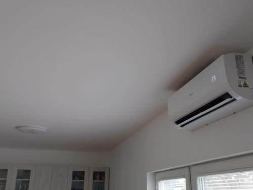a white ceiling fan in a room at Apartman Dve lipe in Palić