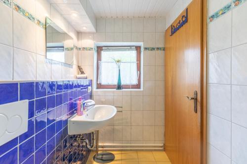 Emmelsbüll-HorsbüllにあるFerienwohnung Kegelrobbeのバスルーム(洗面台、鏡付)