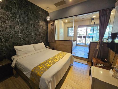 um quarto com uma cama grande e uma janela em Wulai Shui An Hot Springs em Wulai