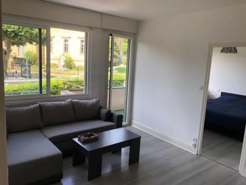 sala de estar con sofá y mesa de centro en Appartement*Centre historique*Parking*Terrasse, en Sarlat-la-Canéda