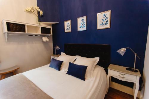 1 dormitorio con 1 cama con pared azul en Bordeaux Saint André - elegant, central and quiet en Burdeos