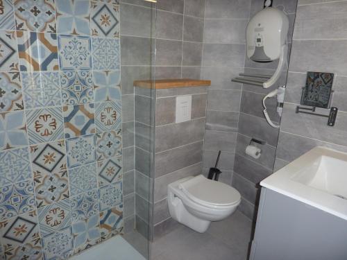 a bathroom with a toilet and a sink at Apparts' hôtel Casa di a Restonica in Corte