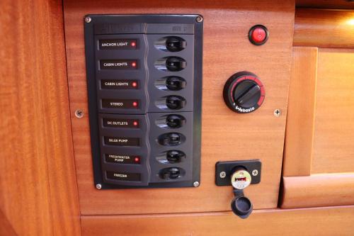 波蘭茲克的住宿－Jachty Nubian 29 (Pływający apartament)，木门上的控制板,带钥匙
