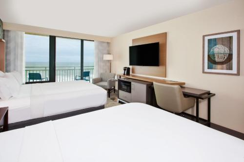 Habitación de hotel con 2 camas y TV de pantalla plana. en Holiday Inn Va Beach-Oceanside 21st St, an IHG Hotel, en Virginia Beach