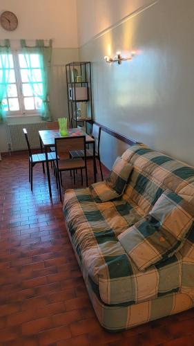 - une chambre avec un lit, une table et des chaises dans l'établissement Les coquelicots., à Mirepoix
