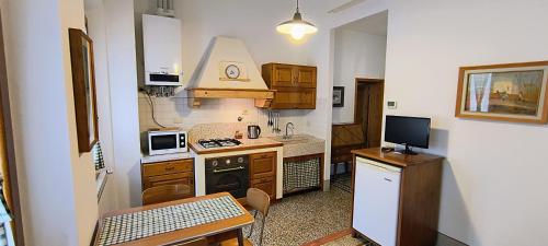 a small kitchen with a stove and a microwave at Dimora Pieri in Florence