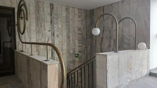 uma casa de banho com dois lavatórios num quarto em APARTAMENT USTROŃ 84 em Ustroń
