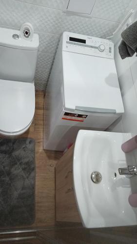 Bilik mandi di APARTAMENT USTROŃ 84