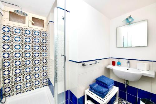 ein Bad mit einer Dusche und einem Waschbecken in der Unterkunft Rooftop flat in Amalfi in Amalfi