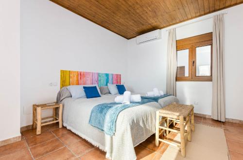 - une chambre avec un grand lit et des oreillers bleus dans l'établissement Agroturismo El Limonar 5, YourHouse, à Inca