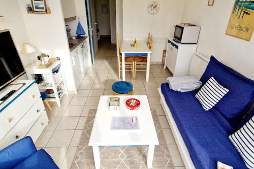 un salon avec un canapé bleu et une table dans l'établissement 