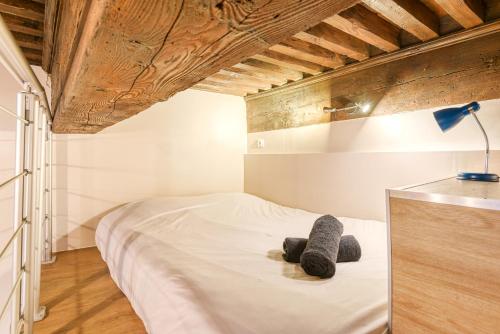 a bedroom with a bed with two stuffed animals on it at Petit Pierre - Hyper centre - Place Jacobins in Lyon