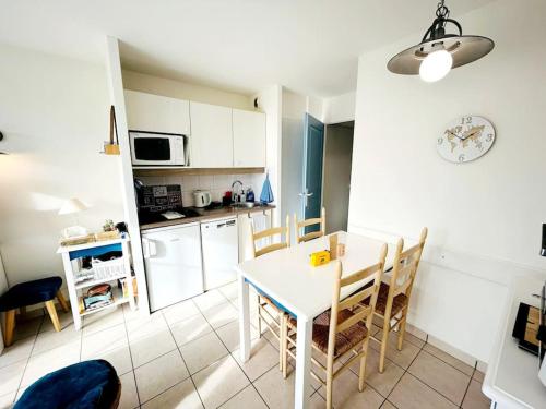 une cuisine et une salle à manger avec une table et des chaises dans l'établissement 