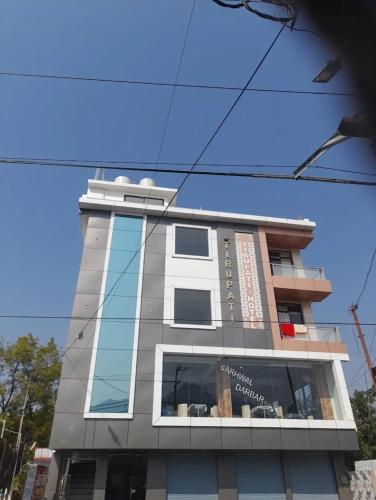 budynek z oknem na boku w obiekcie Tirupati Hotel w mieście Kotdwāra