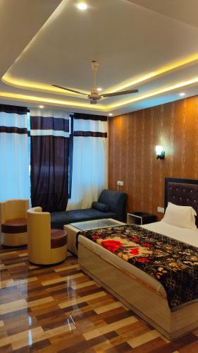 pokój hotelowy z łóżkiem i kanapą w obiekcie Tirupati Hotel w mieście Kotdwāra