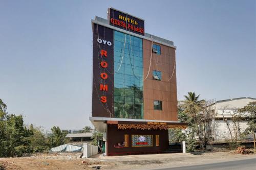 un edificio con un cartel encima en Hotel Geeta Palace, en Bombay