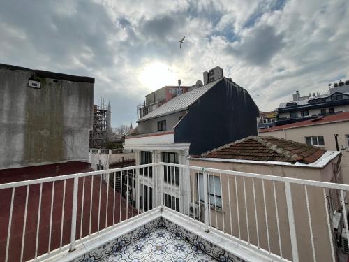 uma vista para uma varanda de um edifício em Golden Hotel Old City em Istambul
