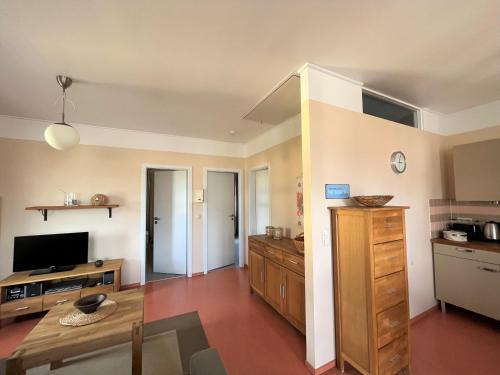ein Wohnzimmer mit einer Küche und einem Tisch in der Unterkunft Ferienwohnung BALOMO, nur 650m zum Strand in Zinnowitz