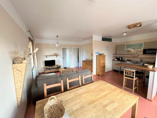 ein Wohnzimmer mit einem Sofa und einem Tisch in der Unterkunft Ferienwohnung BALOMO, nur 650m zum Strand in Zinnowitz