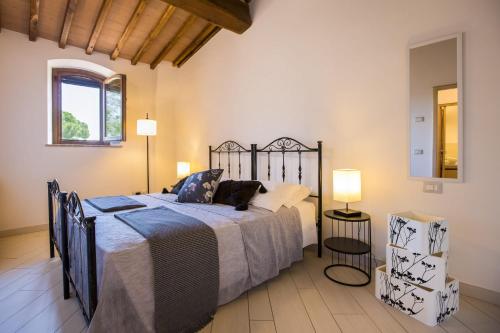 una camera con un grande letto di Castellaccia contemporary country house a San Gimignano