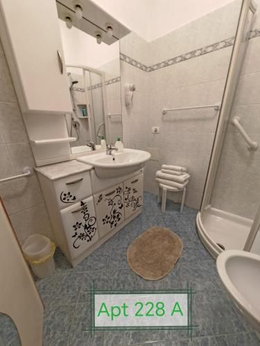 Bilik mandi di Garda Apartments in Euroresidence