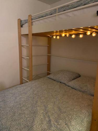 - une chambre avec 2 lits superposés avec éclairage dans l'établissement Studio au centre de Bordeaux, à Bordeaux