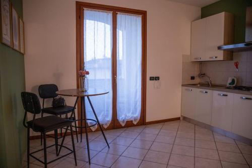 uma cozinha com mesa e cadeiras e uma janela em Afittacamere L'Agorà em Piacenza