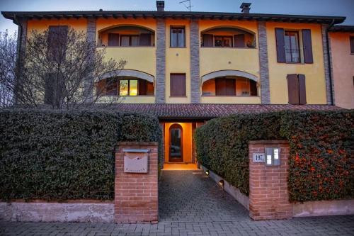 uma casa grande com um portão de tijolos em frente em Afittacamere L'Agorà em Piacenza